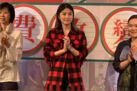 快50岁的陈慧琳不仅穿搭养眼，站姿都很独特，“内八”造型真别致图片