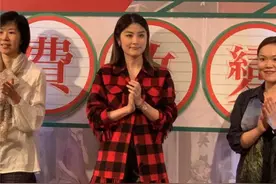 快50岁的陈慧琳不仅穿搭养眼，站姿都很独特，“内八”造型真别致图片