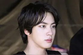 防弹少年团《ON》拍摄花絮照公开，阳光下肆意挥洒青春的防弹图片