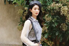 赵丽颖携Dior秋季单品出境，扎染与格纹碰撞，变法式温柔少女图片