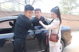 美女搭顺风车，结果遇到自大男子，两个人的对话看一遍笑一次视频封面