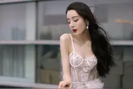 迪丽热巴还是裙装好看，一身羽毛裙美如白天鹅，不愧是金鹰女神图片