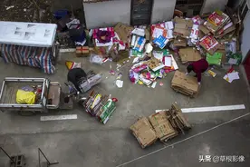 大爷到处收废纸，称有吃有喝很快活：机关事业单位好挣钱图片
