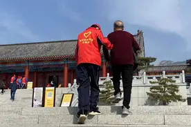“爱我泰山 护我泰城”——泰安技师学院开展学雷锋志愿服务活动图片