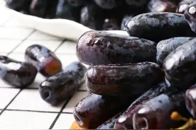 金手指葡萄,一口下去咔嘣脆,果肉饱满,果汁甜蜜,绝对惊艳你的味蕾图片
