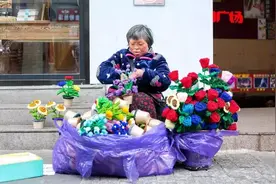 江汉路有位“卖花救子”的婆婆，她的故事，感动所有武汉人…图片