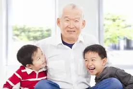姥爷逗外孙“又来我家蹭饭”，5岁孩子童言无忌，让老人心凉了图片
