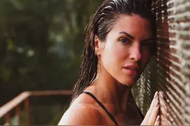 从唱歌转向健美运动，获得10次冠军，40多岁依然保持完美身材图片