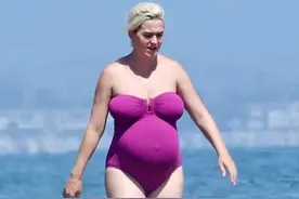 “水果姐”挺孕肚海中戏水活力十足，奥兰多玩冲浪姿势专业图片