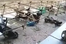福建泉州一高脚手架倒塌，系工人未按规程拆卸所致，监控记录可怕瞬间图片