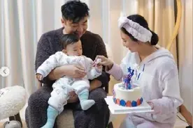 “蹦床公主”为夫庆生，双膝跪地太卑微，曾因婆婆强势，崩溃大哭图片