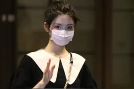 杨超越终于对“死亡白袜”下手了，看清穿后腿型：女生都自愧不如图片
