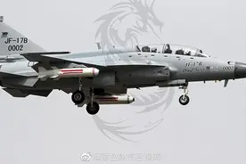枭龙双座战斗机挂载燃料空气炸弹 专门对付山洞和地下堡垒图片