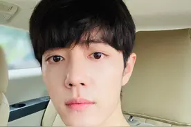 刚沉浸在战哥自拍美颜中，狼殿下就出预告了，这个七夕好开心图片