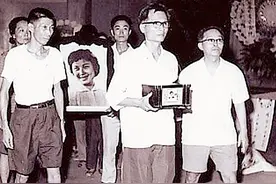 严凤英为毛主席演出，因何事急得面红耳赤？主席伸出四个手指解释图片