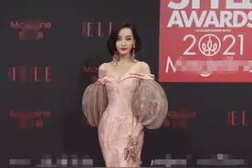 ELLE盛典：关晓彤精修前后差别大，唐嫣发型糟糕，秦海璐大秀身材图片