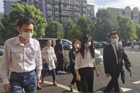 谭松韵妈妈车祸肇事者被判决，谭松韵获赔92万，将全部捐献图片