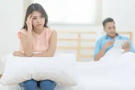 丈夫出差偶遇妻子，妻子却回复自己在家图片