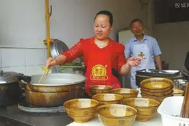 负债夫妻开面馆，靠“免费小面”拿下周围顾客，一年开8家分店图片