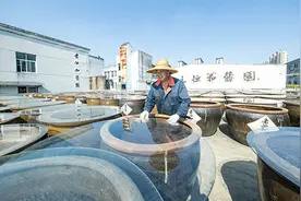 古法酿造晒出“酱香”图片