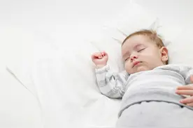 2021年婴幼儿睡眠时间表出炉，你们家娃睡对了吗图片