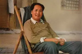 毛主席看到与母亲的合影，激动地用土话问道：咯是从哪里拱出来的图片