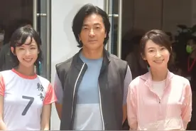 54岁郑伊健罕见露面，穿背心健美裤小腿肌肉发达，美女合影太含羞图片