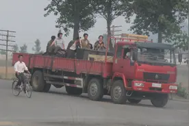 走进朝鲜：为什么朝鲜有很多木炭卡车？图片