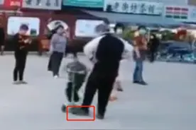 广场舞大妈故意绊倒滑板车宝宝！最新，当事人子女出面道歉…图片