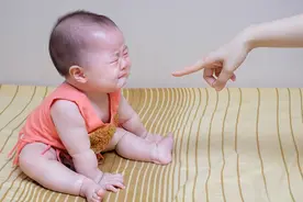 孩子哭了，是让他哭个够还是抱起来哄？了解一个概念，做正确决定图片