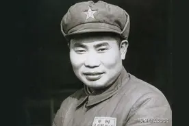 杨得志被包围后陷入绝境，无人敢救，杨勇大怒：你们不救我去救图片