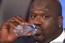 喝水也能与众不同？奥尼尔拿瓶装水当口服液，伊巴卡直接对桶吹图片