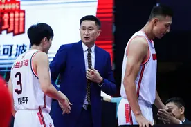 23，18，8中1；CBA揭幕战易建联复出，广东队数据冰火两重天图片