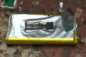火车站买2万毫安充电宝拆开是8节电池！拆着拆着炸啦图片