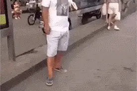 男说：百因必有果，女说：你的报应就是我。图片