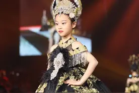 三位星二代走秀，钟丽缇次女霸气蜕变考拉害羞，甜馨首秀太紧张图片