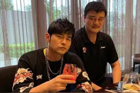 明星为了跟姚明合影不尴尬 那真的是各显神通！徐峥是错误示范图片