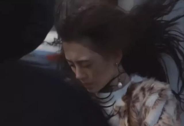 耳朵前鬓角下鸡皮疙瘩红印 耳朵前鬓角下鸡皮疙瘩红印