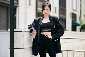 吴宣仪穿衣真辣！“内衣外穿”还要腰间系绑带，三七分身材太绝图片