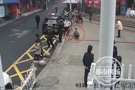 大年初一，江西老人在空荡荡街头卖菜，巡警将车停了下来图片