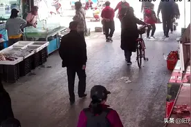这个过肩摔，漂亮！德阳男子扒窃手机，便衣民警抓现行！图片