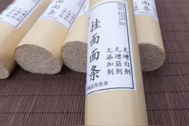 买挂面时，聪明人会避开“这几种”，超市员工：买一送一也不要图片
