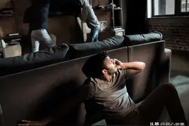 故事：半夜起身上厕所，无意中发现妻子的秘密，我慌乱逃生图片