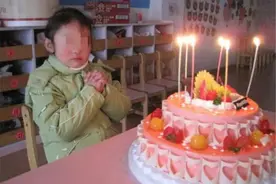 孩子许愿要在学校过生日，爸爸买了豪华大蛋糕送去，结局意想不到图片