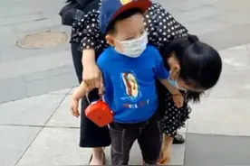 宋丹丹老年忙看孙，寸步不离跟在后，小家伙复制爸爸高额头成亮点图片