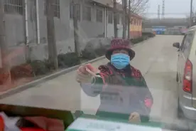 “这就是我的一点心意！” 花甲老人借钱送志愿者图片