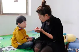 老天给了她一张可爱的脸庞，却关了两扇窗，漂亮妈妈携女辛酸求医图片
