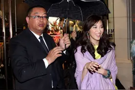 吴佩慈为爱美拼了，穿短裙在雨中走，脚踩"两根针"拇指都压变形图片