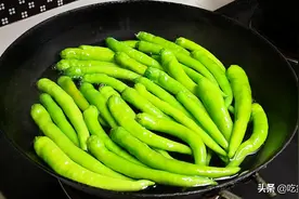 把辣椒放锅里煮一煮，没想到这么好吃，我家3天2头吃，香辣下饭图片