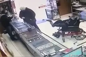 巴西脑瘫聋哑青年用脚打劫珠宝店，顾客还以为是乞丐图片